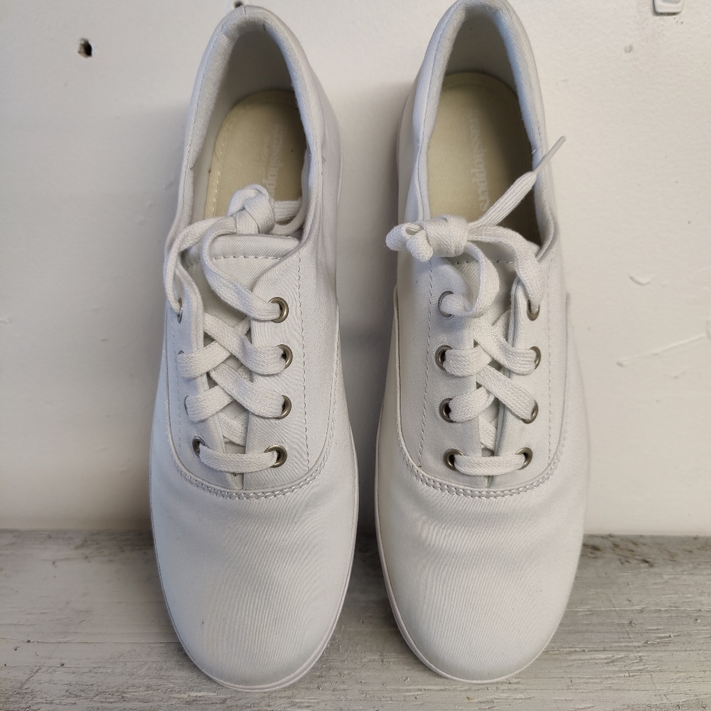 Women's 8.5 White Grasshopper Shoes